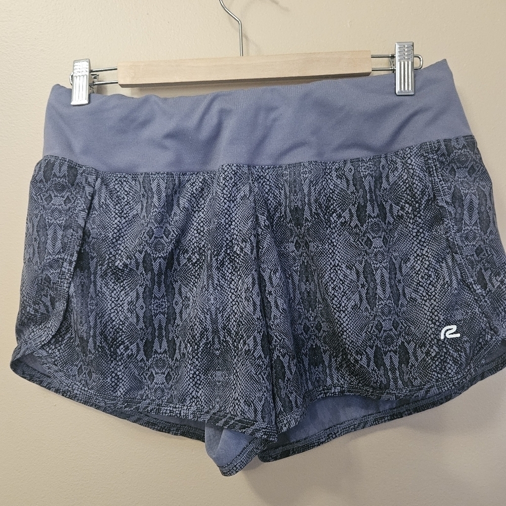 Road Runner Sports Women's Size L Gray Shorts Snake Skin Lining Back Pocket